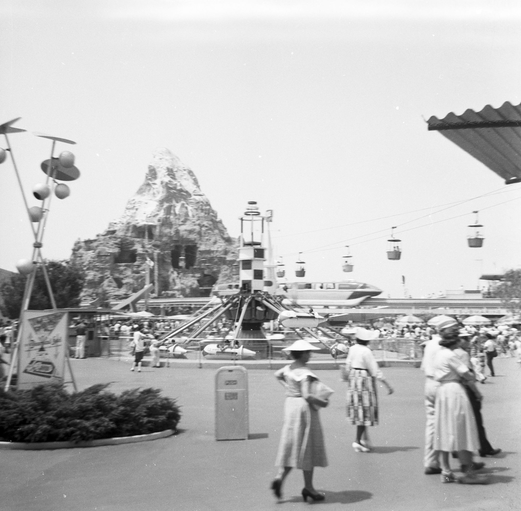 Tomorrowland with the Matterhorn, Astro Jets, Skyway and Monorail, 1959.